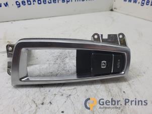 Gebruikte Schakelaar handrem BMW 5 serie (F10) 525d xDrive 16V Prijs € 20,00 Margeregeling aangeboden door Autorec. Gebr. Prins b.v.
