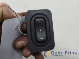 Gebruikte Raam schakelaar elektrisch Opel Meriva 1.6 16V Prijs € 5,00 Margeregeling aangeboden door Autorec. Gebr. Prins b.v.