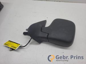 Gebruikte Spiegel Buiten links Peugeot Partner 1.6 HDI 75 Prijs € 30,00 Margeregeling aangeboden door Autorec. Gebr. Prins b.v.