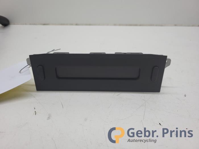 Gebruikte Display Interieur Peugeot Partner 1.6 HDI 75 Prijs € 20,00 Margeregeling aangeboden door Autorec. Gebr. Prins b.v.