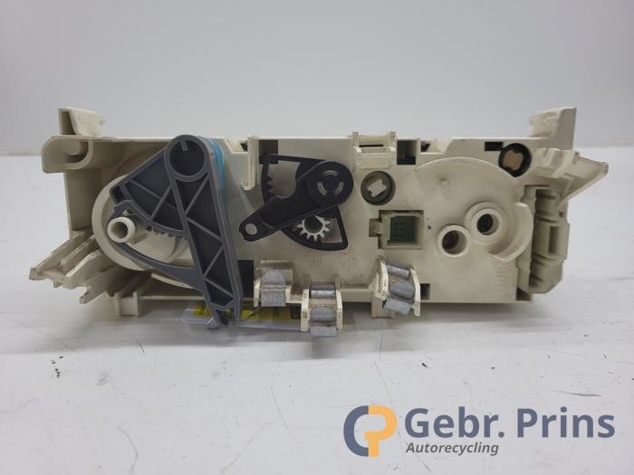 Kachel Bedieningspaneel van een Peugeot Partner 1.6 HDI 75 2007