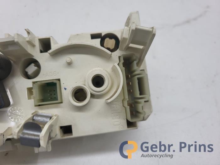 Kachel Bedieningspaneel van een Peugeot Partner 1.6 HDI 75 2007