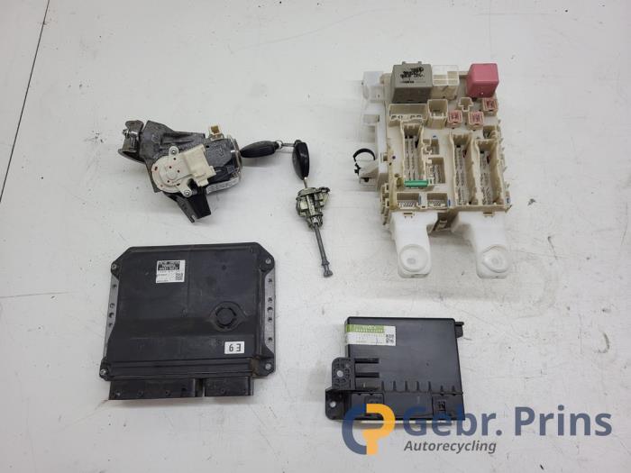 Gebruikte Kontaktslot + computer Toyota RAV4 (A3) 2.2 D-4D 16V 4x4 Prijs € 150,00 Margeregeling aangeboden door Autorec. Gebr. Prins b.v.