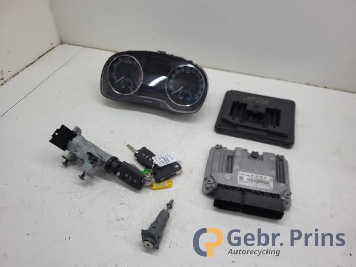 Gebruikte Kontaktslot + computer Skoda Fabia III (NJ3) 1.0 TSI 12V Prijs € 200,00 Margeregeling aangeboden door Autorec. Gebr. Prins b.v.