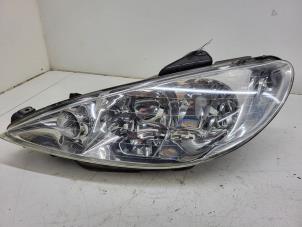Gebruikte Koplamp links Peugeot 206 (2A/C/H/J/S) 1.4 XR,XS,XT,Gentry Prijs € 30,00 Margeregeling aangeboden door Autorec. Gebr. Prins b.v.