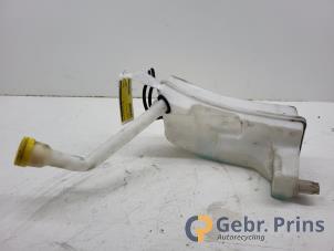 Gebruikte Ruitensproeierpomp voor Renault Captur (2R) 0.9 Energy TCE 12V Prijs € 10,00 Margeregeling aangeboden door Autorec. Gebr. Prins b.v.