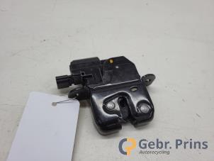 Gebruikte Slotmechaniek Achterklep Renault Captur (2R) 0.9 Energy TCE 12V Prijs € 20,00 Margeregeling aangeboden door Autorec. Gebr. Prins b.v.