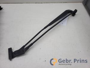 Gebruikte Ruitenwisserarm voor Toyota Aygo (B40) 1.0 12V VVT-i Prijs € 10,00 Margeregeling aangeboden door Autorec. Gebr. Prins b.v.