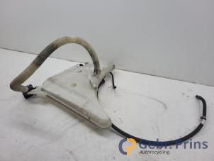 Gebruikte Ruitensproeiertank voor BMW 3 serie (E92) 330d 24V Prijs € 30,00 Margeregeling aangeboden door Autorec. Gebr. Prins b.v.