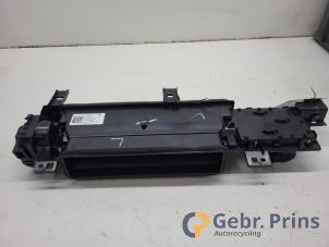 Gebruikte Luchtrooster Dashboard Tesla Model 3 RWD 60 kWh Prijs € 50,00 Margeregeling aangeboden door Autorec. Gebr. Prins b.v.