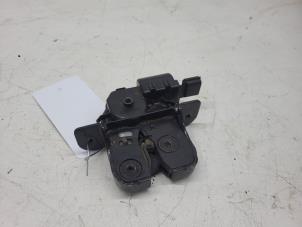 Gebruikte Slotmechaniek Achterklep Renault Twingo III (AH) 1.0 SCe 70 12V Prijs € 30,00 Margeregeling aangeboden door Autorec. Gebr. Prins b.v.