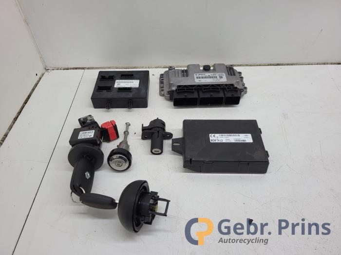 Gebruikte Kontaktslot + computer Renault Twingo III (AH) 1.0 SCe 70 12V Prijs € 125,00 Margeregeling aangeboden door Autorec. Gebr. Prins b.v.