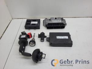 Gebruikte Contactslot + computer Renault Twingo III (AH) 1.0 SCe 70 12V Prijs € 125,00 Margeregeling aangeboden door Autorec. Gebr. Prins b.v.