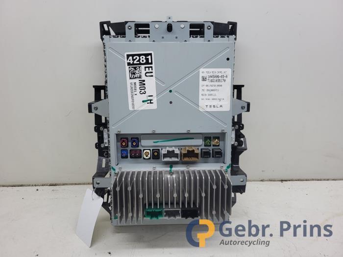 Display Multi Media regelunit van een Tesla Model X 90D 2016