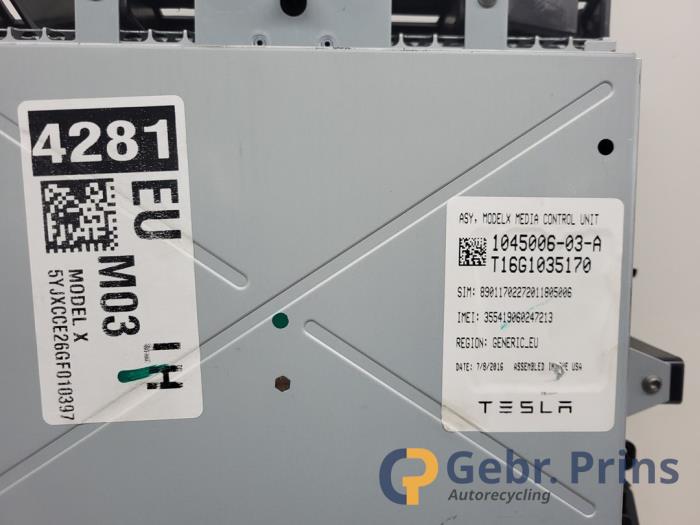 Display Multi Media regelunit van een Tesla Model X 90D 2016