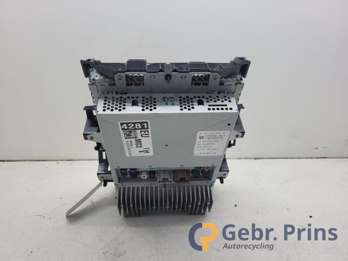 Display Multi Media regelunit van een Tesla Model X 90D 2016