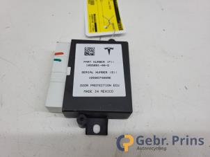Gebruikte Sam module Tesla Model X 90D Prijs € 25,00 Margeregeling aangeboden door Autorec. Gebr. Prins b.v.