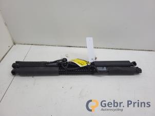 Gebruikte Achterklepdemper rechts-achter Tesla Model X 90D Prijs € 75,00 Margeregeling aangeboden door Autorec. Gebr. Prins b.v.