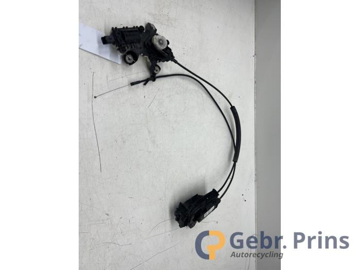 Deurslot Mechaniek 4Deurs rechts-achter van een Tesla Model X 90D 2016