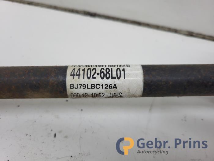 Aandrijfas links-voor van een Suzuki Swift (ZA/ZC/ZD) 1.2 16V 2013