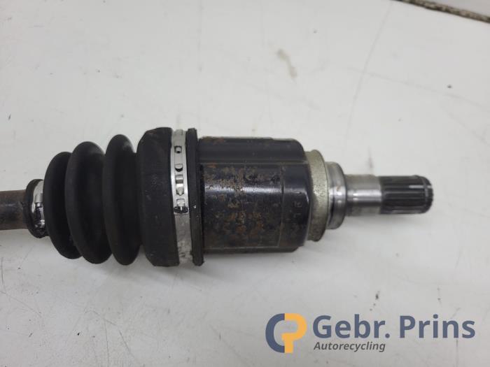 Aandrijfas links-voor van een Suzuki Swift (ZA/ZC/ZD) 1.2 16V 2013