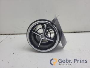 Gebruikte Luchtrooster Dashboard Mercedes B (W246) 1.6 B-180 BlueEFFICIENCY Turbo 16V Prijs € 25,00 Margeregeling aangeboden door Autorec. Gebr. Prins b.v.