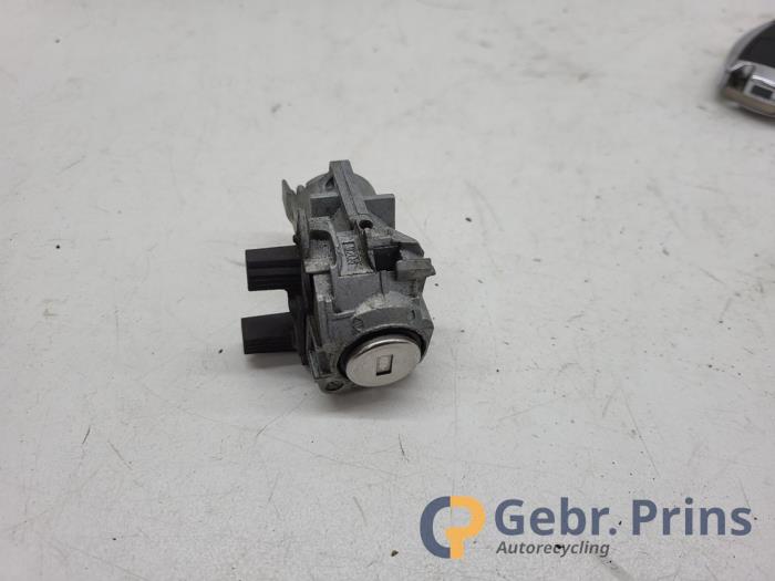 Kontaktslot + computer van een Mercedes-Benz B (W246) 1.6 B-180 BlueEFFICIENCY Turbo 16V 2014