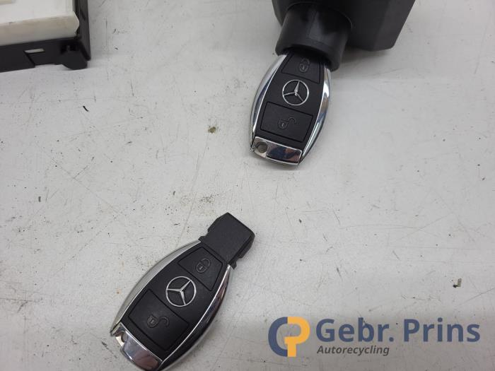 Kontaktslot + computer van een Mercedes-Benz B (W246) 1.6 B-180 BlueEFFICIENCY Turbo 16V 2014