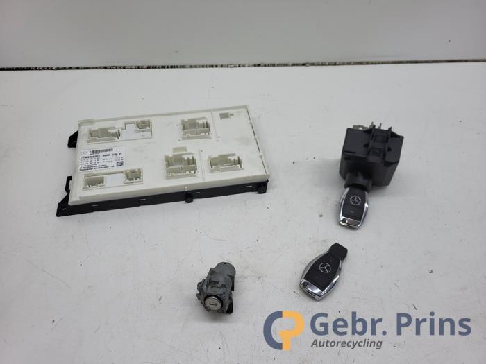 Kontaktslot + computer van een Mercedes-Benz B (W246) 1.6 B-180 BlueEFFICIENCY Turbo 16V 2014