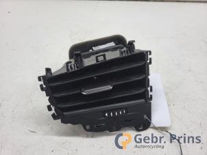 Gebruikte Luchtrooster Dashboard Volkswagen Polo VI (AW1) 1.0 TSI 12V Prijs € 10,00 Margeregeling aangeboden door Autorec. Gebr. Prins b.v.