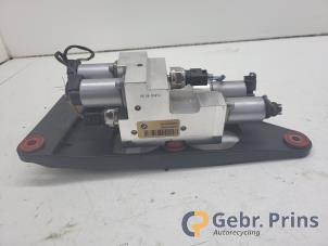 Gebruikte Kleppenblok hydraulisch BMW X6 (E71/72) xDrive35i 3.0 24V Prijs € 400,00 Margeregeling aangeboden door Autorec. Gebr. Prins b.v.