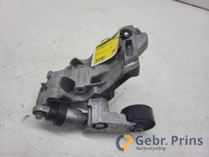 Gebruikte Dynamosteun boven Nissan Primastar 2.0 dCi 150 Prijs € 30,25 Inclusief btw aangeboden door Autorec. Gebr. Prins b.v.