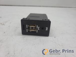 Gebruikte AUX/USB aansluiting Lexus CT 200h 1.8 16V Prijs € 25,00 Margeregeling aangeboden door Autorec. Gebr. Prins b.v.