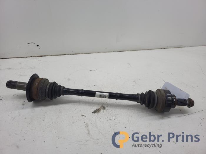 Gebruikte Aandrijfas links-achter BMW 3 serie Touring (F31) 330d 3.0 24V Prijs € 75,00 Margeregeling aangeboden door Autorec. Gebr. Prins b.v.