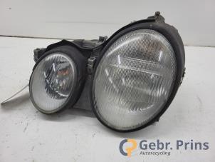 Gebruikte Rechter Koplamp Mercedes CLK (C208) 2.0 200K Evo 16V Prijs € 50,00 Margeregeling aangeboden door Autorec. Gebr. Prins b.v.