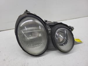 Gebruikte Koplamp links Mercedes CLK (C208) 2.0 200K Evo 16V Prijs € 50,00 Margeregeling aangeboden door Autorec. Gebr. Prins b.v.