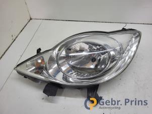 Gebruikte Linker Koplamp Peugeot 107 1.0 12V Prijs € 50,00 Margeregeling aangeboden door Autorec. Gebr. Prins b.v.