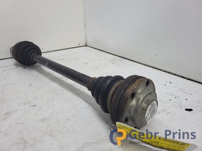 Aandrijfas links-achter van een BMW X5 (E53) 4.4 V8 32V 2004