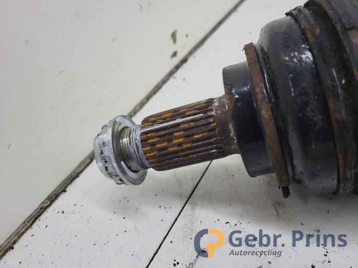 Aandrijfas links-achter van een BMW X5 (E53) 4.4 V8 32V 2004