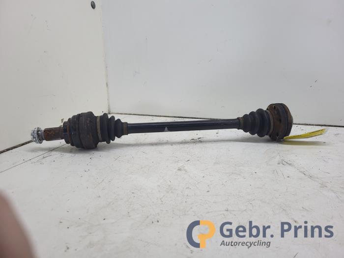 Aandrijfas links-achter van een BMW X5 (E53) 4.4 V8 32V 2004