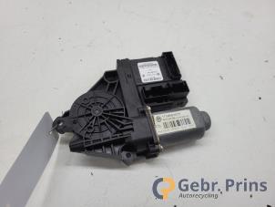 Gebruikte Motor electrisch raam Volkswagen Caddy III (2KA,2KH,2CA,2CH) 1.6 TDI 16V Prijs € 24,20 Inclusief btw aangeboden door Autorec. Gebr. Prins b.v.