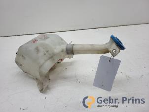 Gebruikte Ruitensproeiertank voor Honda Jazz (GD/GE2/GE3) 1.2 i-DSi Prijs € 20,00 Margeregeling aangeboden door Autorec. Gebr. Prins b.v.