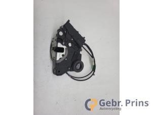 Gebruikte Deurslot Mechaniek 2Deurs rechts Toyota Yaris II (P9) 1.3 16V VVT-i Prijs € 20,00 Margeregeling aangeboden door Autorec. Gebr. Prins b.v.