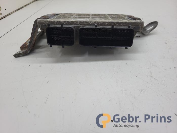 Kontaktslot + computer van een Toyota Yaris II (P9) 1.3 16V VVT-i 2006