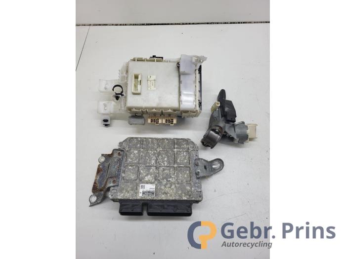 Kontaktslot + computer van een Toyota Yaris II (P9) 1.3 16V VVT-i 2006