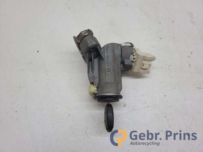 Kontaktslot + computer van een Toyota Yaris II (P9) 1.3 16V VVT-i 2006