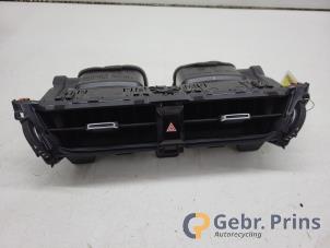 Gebruikte Luchtrooster Dashboard Toyota Corolla (E21/EA1/EH1) 1.8 16V Hybrid Prijs € 40,00 Margeregeling aangeboden door Autorec. Gebr. Prins b.v.