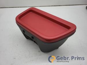 Gebruikte Opbergvak Renault Twingo III (AH) 1.0 SCe 70 12V Prijs € 20,00 Margeregeling aangeboden door Autorec. Gebr. Prins b.v.