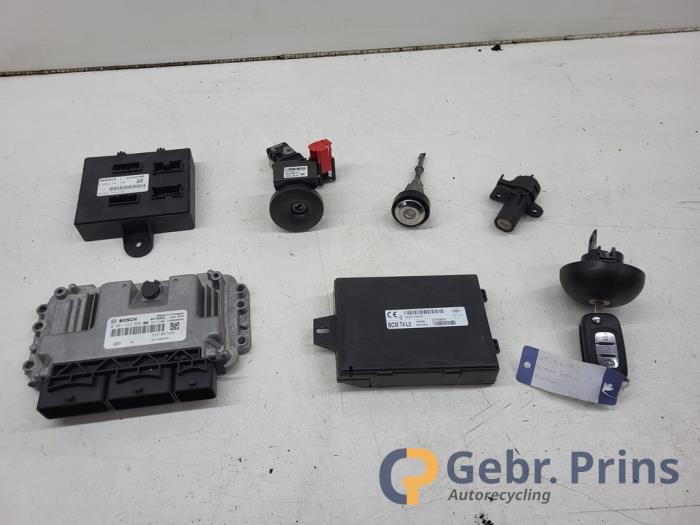 Gebruikte Kontaktslot + computer Renault Twingo III (AH) 1.0 SCe 70 12V Prijs € 125,00 Margeregeling aangeboden door Autorec. Gebr. Prins b.v.