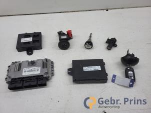 Gebruikte Contactslot + computer Renault Twingo III (AH) 1.0 SCe 70 12V Prijs € 125,00 Margeregeling aangeboden door Autorec. Gebr. Prins b.v.